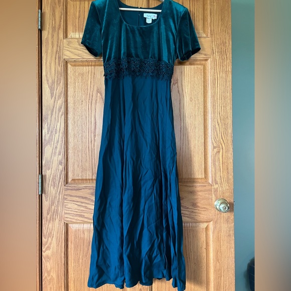 RARE VINTAGE Empire Waist Emerald Velvet Maxi Dress W/Lace Detail & Short Sleeve - Picture 1 of 13